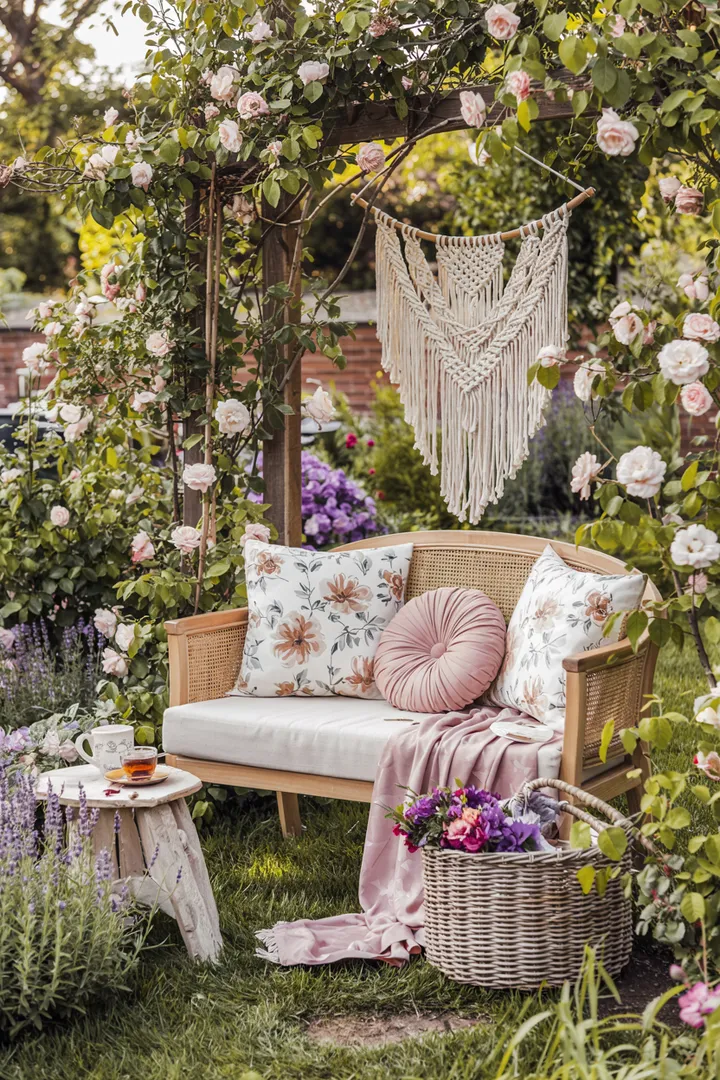 Ein einladender Außenbereich mit nostalgischen Elementen, der durch natürliche Materialien und sanfte Farben harmonisch gestaltet ist. Perfekt für alle, die ihren Raum im Vintage-Stil verschönern möchten.