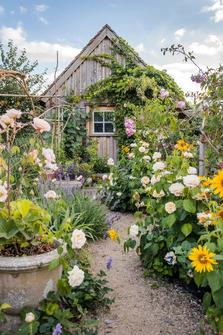 Ein heller, einladender Rückzugsort mit Blick auf eine blühende Außenanlage. Die Glasfront öffnet den Raum zur Natur und schafft eine harmonische Verbindung zwischen Innen- und Außenbereich, ideal für entspannte Momente.
