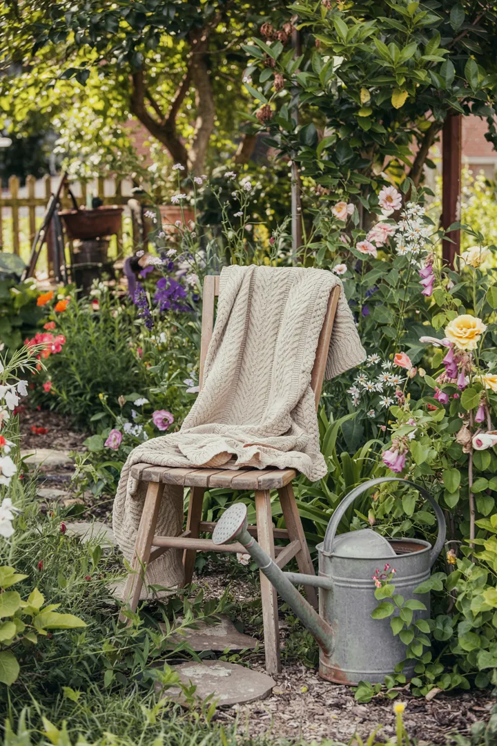 Ein üppiger, unberührter Garten voller bunter Pflanzen und wild wachsender Blumen, der eine einladende Oase der Natur darstellt. Ein ideales Beispiel für ein harmonisches Zusammenspiel von Flora und Fauna in einem verwilderten Garten.