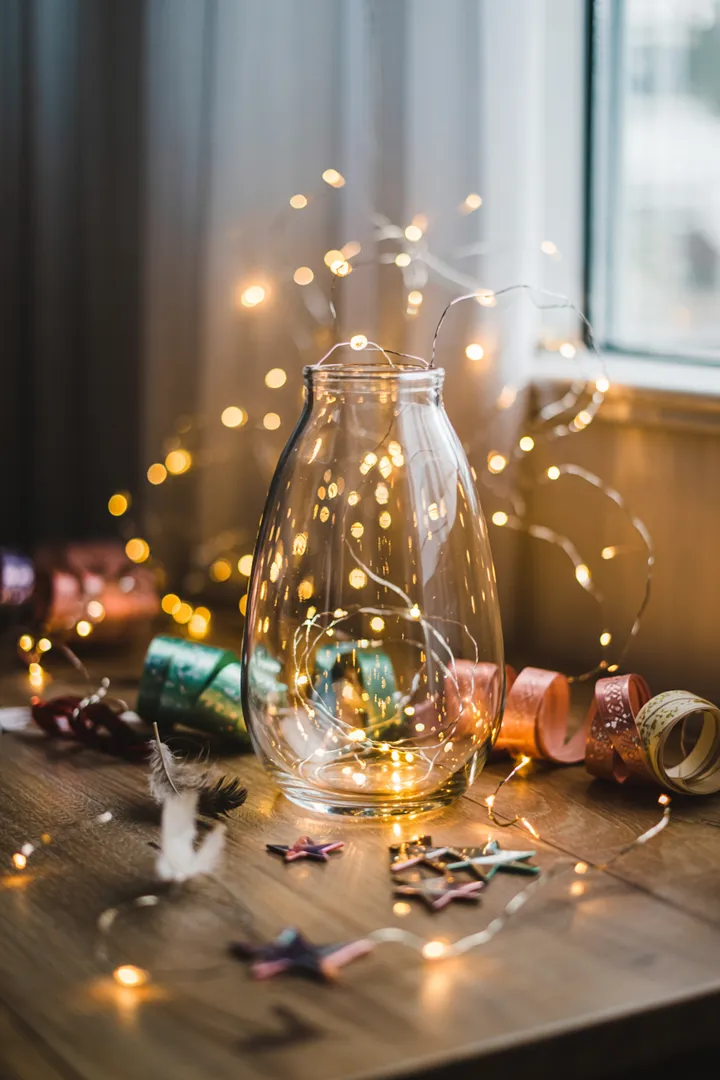 Bunte Lichterketten und strahlende Farben schaffen eine festliche Atmosphäre für eine unvergessliche Feier. Ideal für besondere Anlässe!