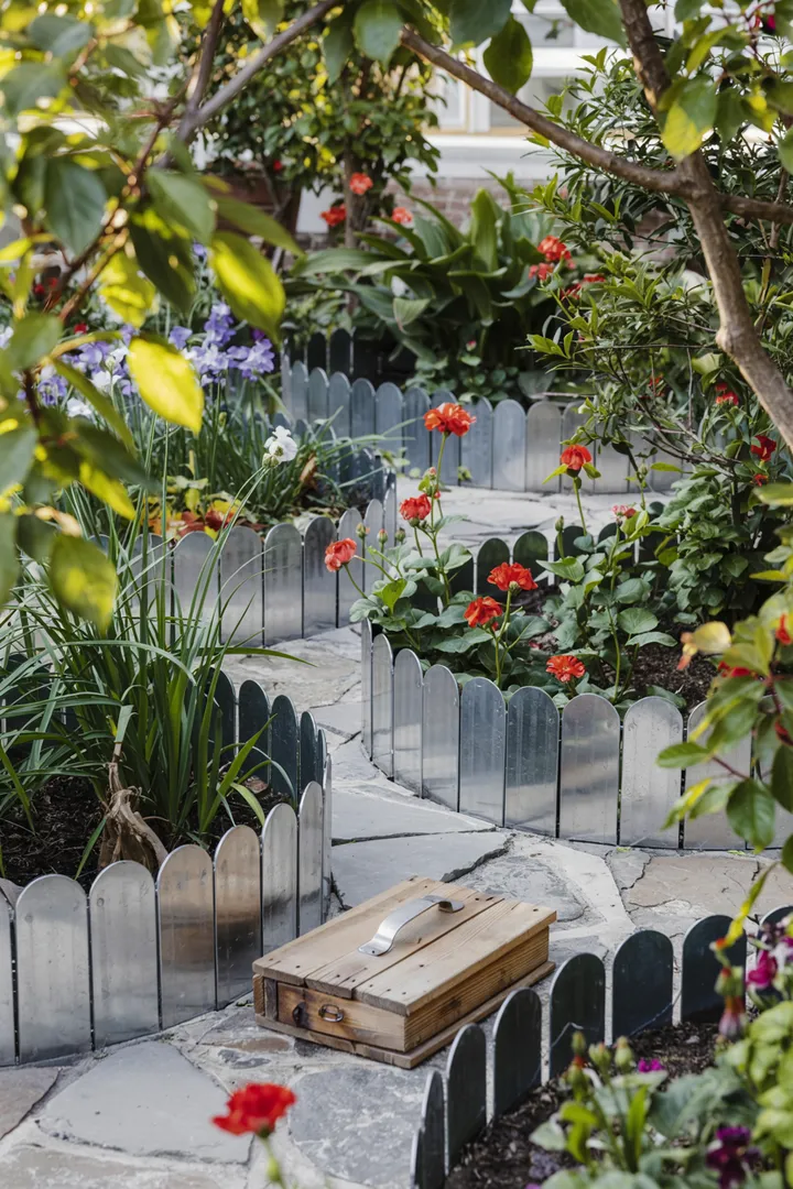 Ein einladender Außenbereich mit geschmackvoll angeordneten Steinen, die kreative Gestaltungsmöglichkeiten für einen charmanten Vorgarten bieten.