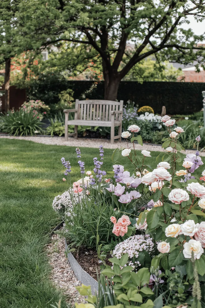 Ein idyllisches Gartenparadies mit üppigem Grün, bunten Blumen und stilvollen Sitzbereichen, perfekt für entspannende Stunden im Freien. Ideal für kreative Gestaltungsideen in Achtertuinlandschappen.