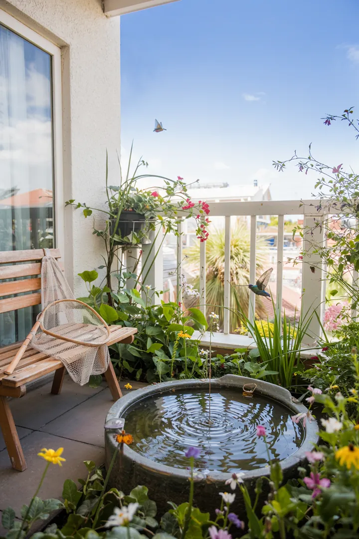 Ein einladender Bereich zum Entspannen am Wasser, umgeben von bequemen Möbeln und üppigem Grün – die perfekte Sitzecke Am Pool für erholsame Momente.