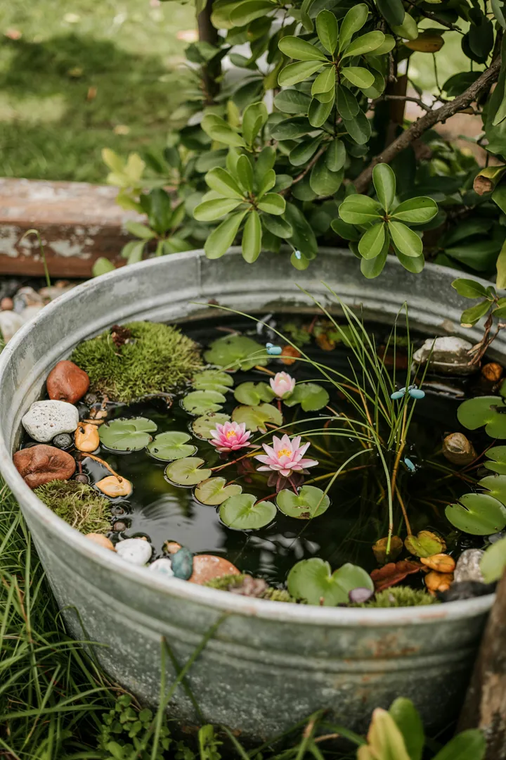 Handgefertigte Vogeltränke aus Naturmaterialien, die als stilvolles Element im Garten dient und Vögeln eine willkommene Wasserquelle bietet.