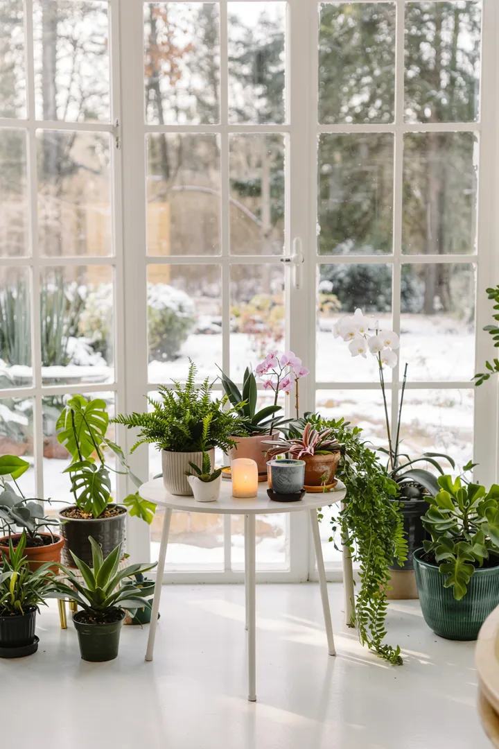 Heller und luftiger Rückzugsort mit eleganten, weißen Elementen und modernen Akzenten, ideal für entspannte Wintermomente.