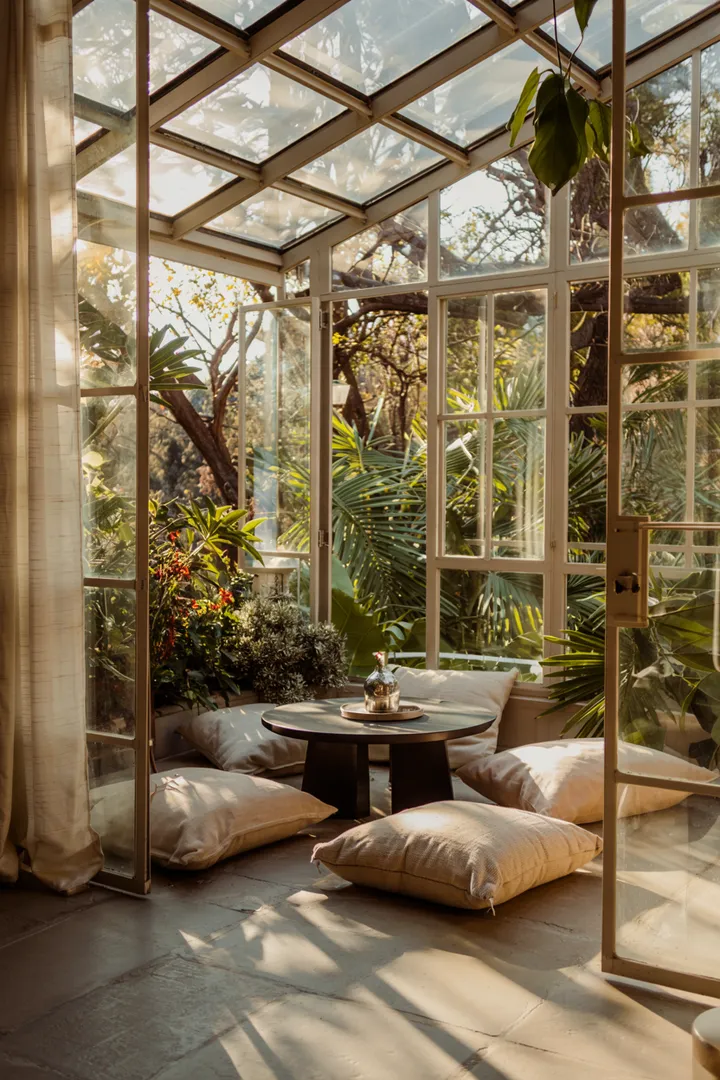 Ein ansprechendes Wohnkonzept mit modernen Anbauten, das zusätzlichen Raum und Licht für Familien bietet. Ideal für kreative Haus-erweiterungen.