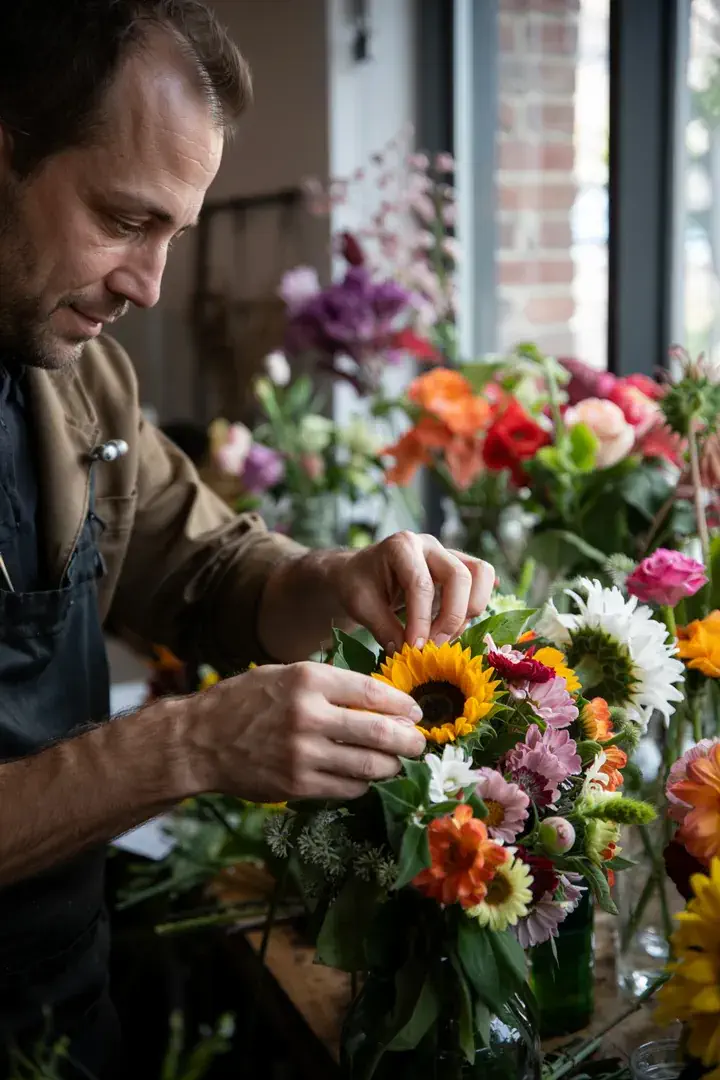Ein kreatives Design mit Elementen zur Verbesserung und Feinabstimmung, das den Fokus auf Anpassung und Optimierung legt.