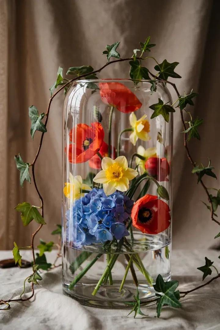 Ein kunstvolles Arrangement, das spielerisch mit Raum und Form spielt, verleiht dem Gesamtbild eine faszinierende Tiefe und Dimension.