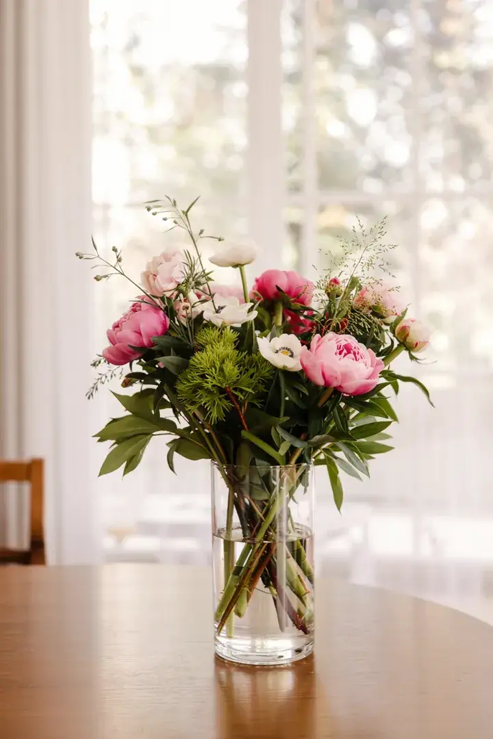 Ein unharmonisches Design, das auf ungleiche Proportionen hinweist und potenzielle Schwierigkeiten in der visuellen Balance zeigt.