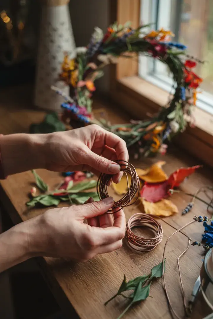 Eine Person kämpft mit einem komplizierten Knäuel, was zu Geduldsverlust und Frustration führt, während sie nach einer Lösung für die Verknotungsprobleme sucht.