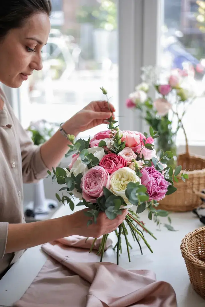 Ein dynamisches Szenario, das eine schnelle Steigerung der Produktivität darstellt, symbolisiert durch fließende Linien und helle Farben, die Schnelligkeit und Optimierung vermitteln.