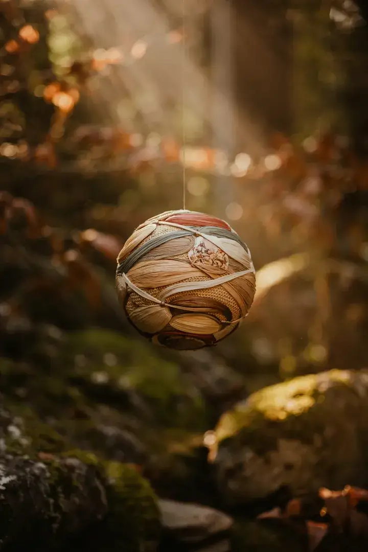 Ein Handwerker führt präzise Anpassungen an einer stabilen Struktur durch, um die Qualität und Sicherheit zu erhöhen.