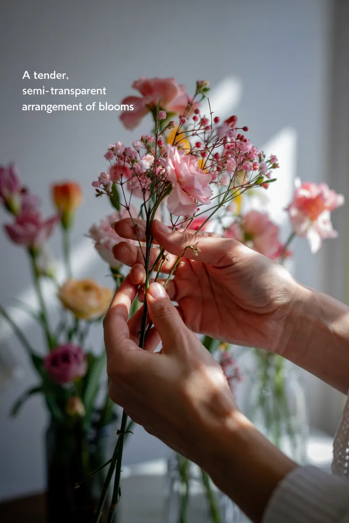 Ein Florist zeigt gekonnt, wie man mit geschickter Handrotation einen bunten Strauß bindet und dabei harmonische Formen kreiert.