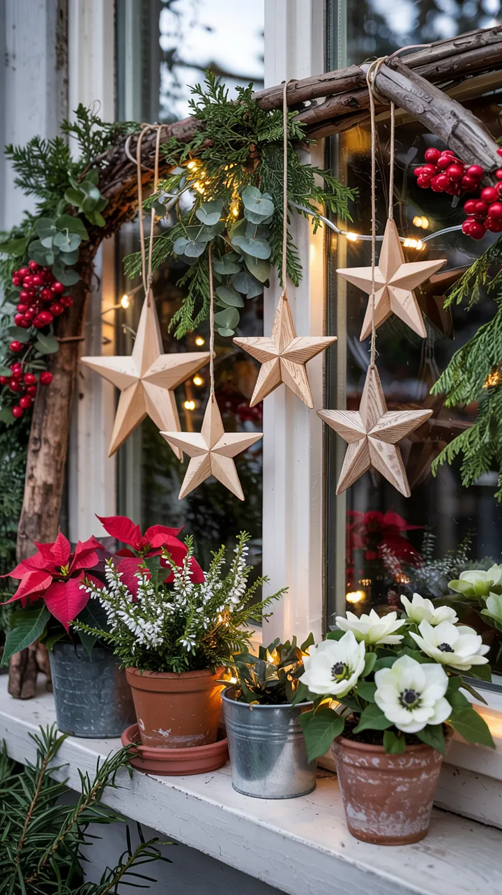 Ein stilvolles Arrangement aus natürlichen Materialien, das eine festliche Atmosphäre für skandinavische Fensterdekoration zur Weihnachtszeit schafft.