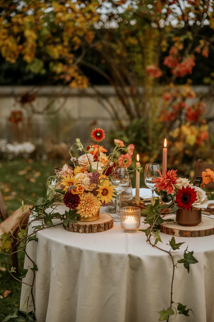 Ein romantisches Arrangement aus natürlichen Materialien, inspiriert von Weinreben, ideal für kreative Hochzeitsdekorationen.