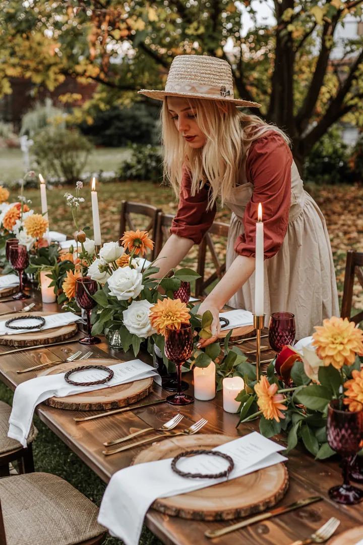 Ein rustikales Arrangement mit herbstlichen Elementen, das Weinreben für kreative Bastelideen in der Tischdekoration nutzt. Ideal für gemütliche Feste.