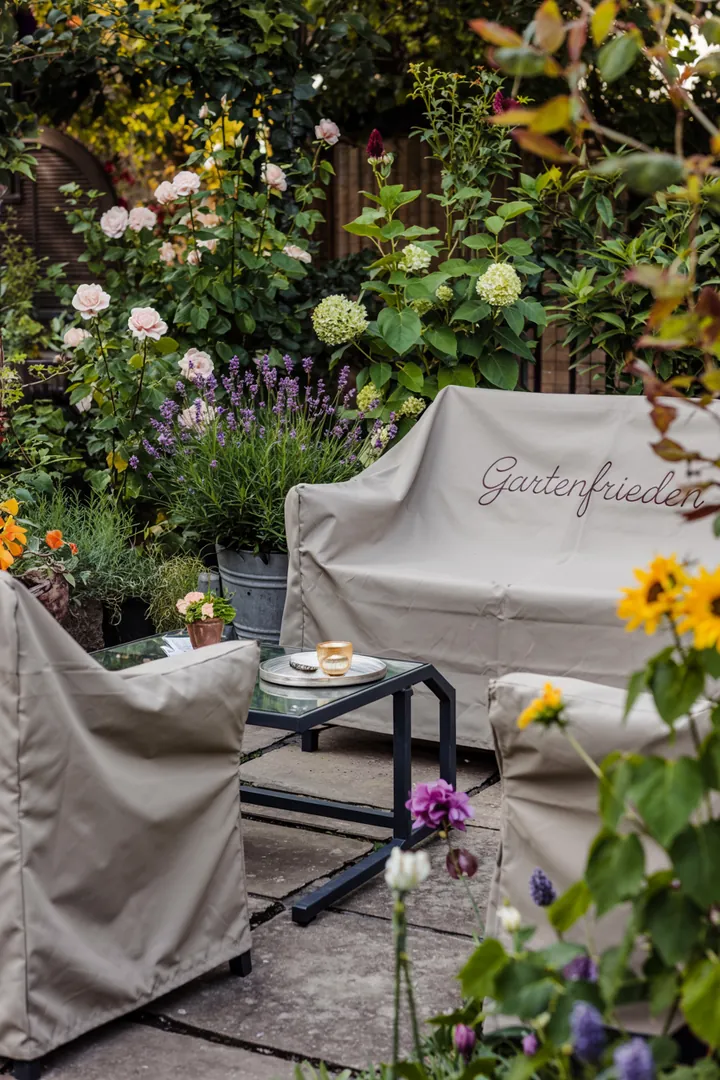 Ein stilvolles Outdoor-Set mit eleganten Sitzgelegenheiten und schützenden Bezügen, ideal für entspannte Stunden im Freien.