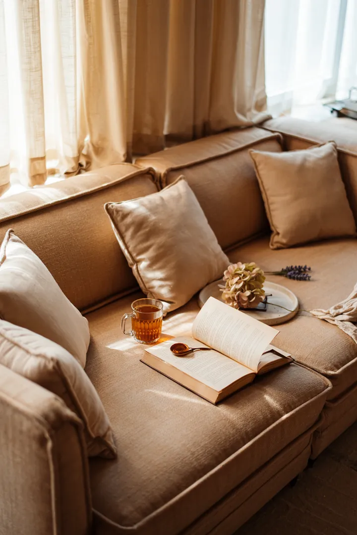 Ein einladender Raum mit gemütlichen Möbeln, sanften Farben und natürlichen Materialien, ideal für kreative Wohnzimmer Inspirationen. Warme Atmosphäre für entspannte Momente.