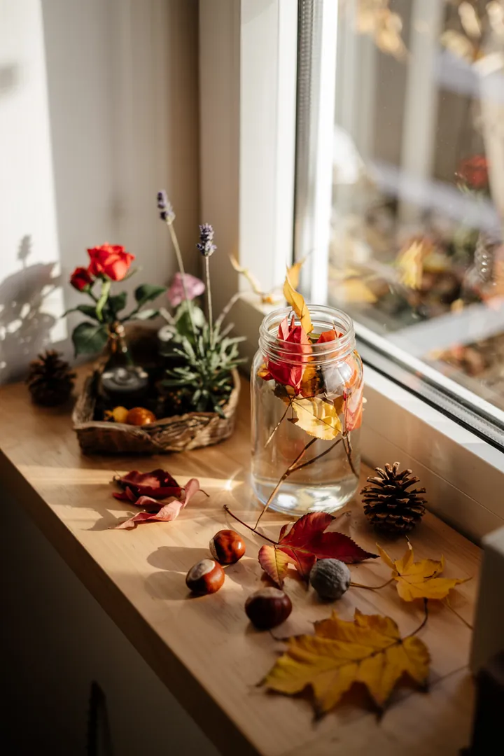 Eine stilvolle Kommode mit herbstlicher Dekoration, die natürliche Elemente in einem eleganten Design kombiniert. Ideal für eine gemütliche Atmosphäre.