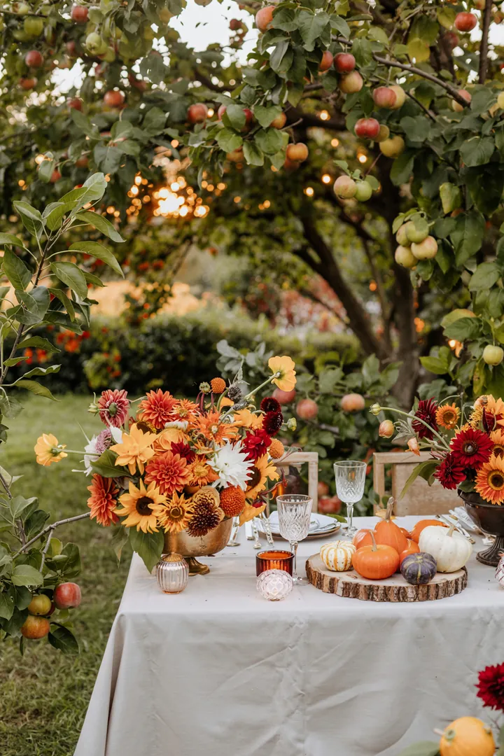 Eine elegante Feier im goldenen Herbst mit warmen Farbtönen, üppiger floraler Dekoration und romantischer Atmosphäre für den großen Tag.