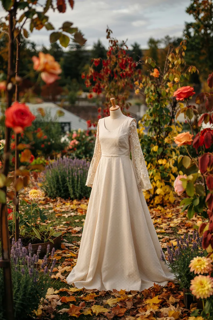 Ein romantisches Herbstarrangement mit warmen Farben, natürlichen Elementen und stimmungsvoller Dekoration für eine Hochzeitsfeier im November.