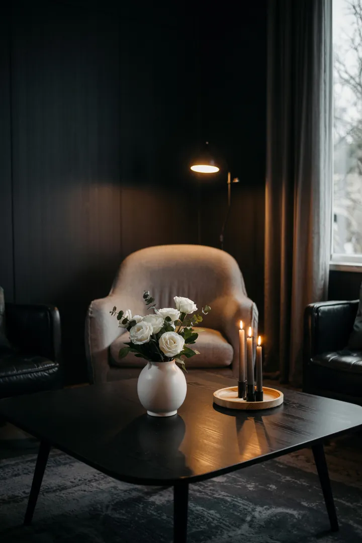 Ein stilvolles Arrangement mit kräftigen Schwarz-Weiß-Kontrasten, das modernes Design und dunkle Eleganz harmonisch vereint.