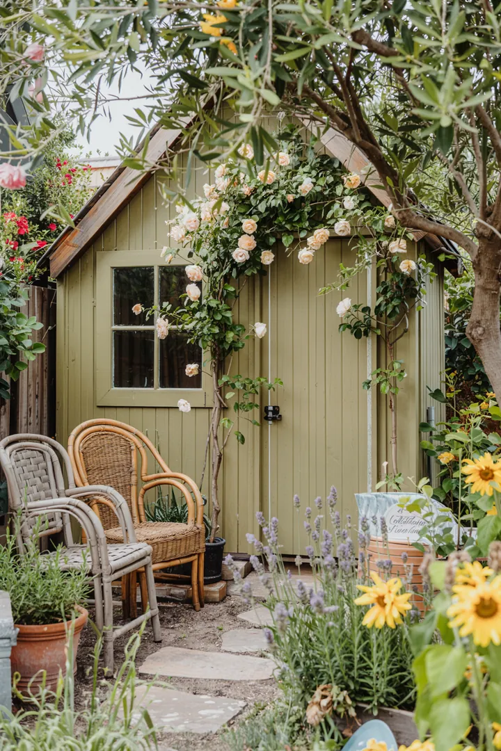 Ein stilvolles und funktionales Gebäude für den Garten, ideal zur Aufbewahrung von Werkzeugen und Geräten für Gartenpflege.