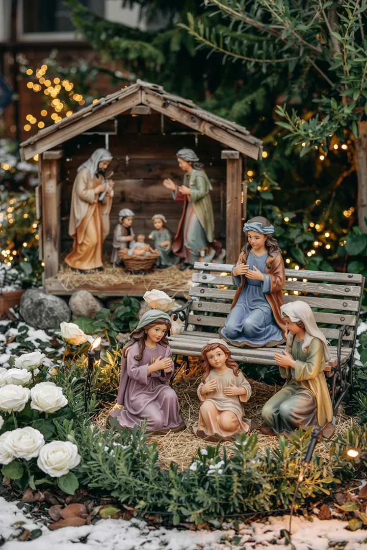 Detailreiche Darstellung einer handgefertigten Weihnachtskrippe mit sanfter Beleuchtung, die das Königskind in der besinnlichen Weihnachtsgeschichte hervorhebt.