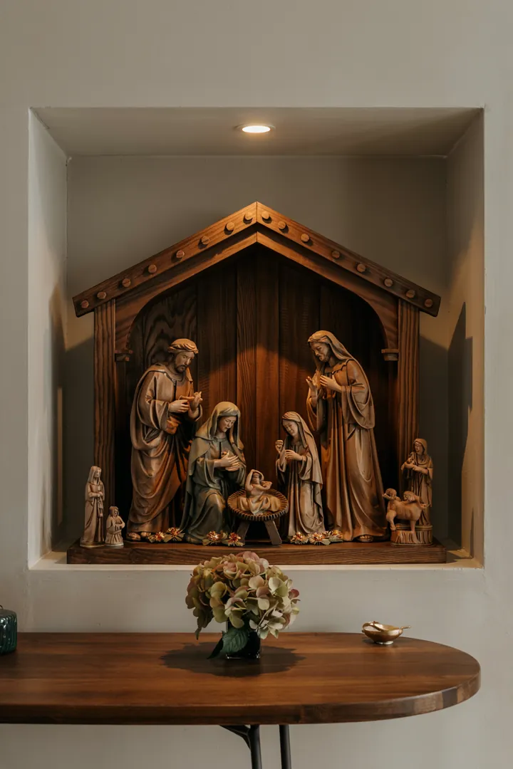 Beleuchtete, handgefertigte Weihnachtsdarstellung mit einem Königskind und einem Christkind, das die Weihnachtsgeschichte lebendig werden lässt.