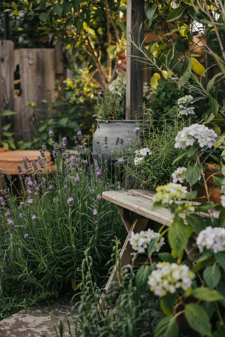 Ein farbenfrohes Unterschlupf für gefiederte Freunde, perfekt platziert in einem Garten, um die Tierwelt zu erfreuen. Ideal für die Beobachtung von Vögeln.
