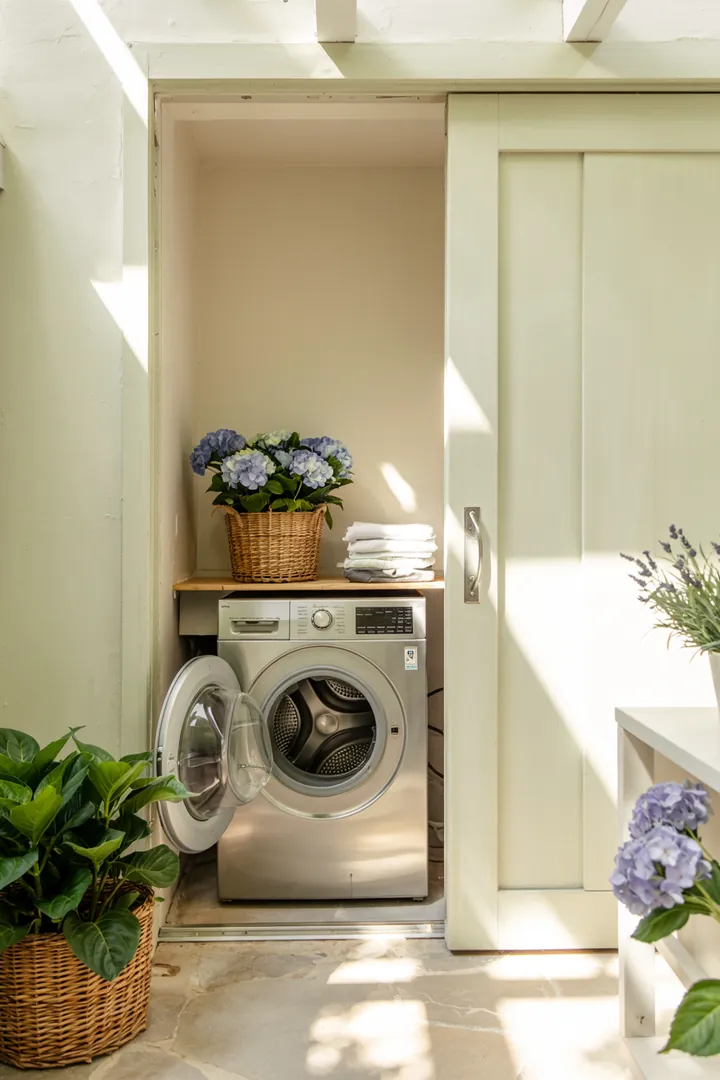 Ein moderner Raum mit eleganter Schiebetür, die einen praktischen Waschbereich verbirgt, ideal für platzsparende Lösungen.