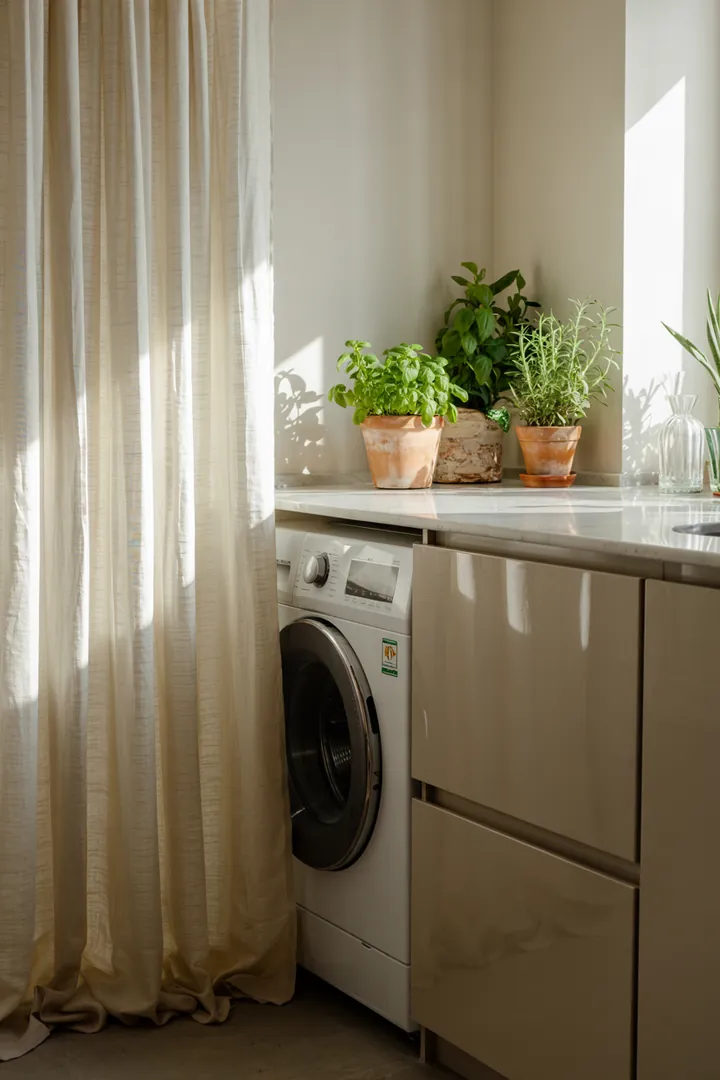 Ein halb verdecktes Haushaltsgerät, das hinter einem dekorativen Stoff verborgen ist, steht bereit für die Wäschepflege.