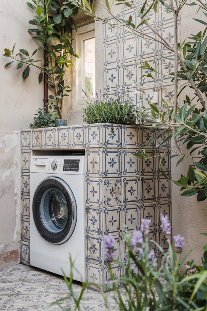 Ein stilvoll gestaltetes Badezimmer, in dem die Waschmaschine harmonisch in die Einrichtung integriert ist, um einen eleganten und aufgeräumten Look zu schaffen.