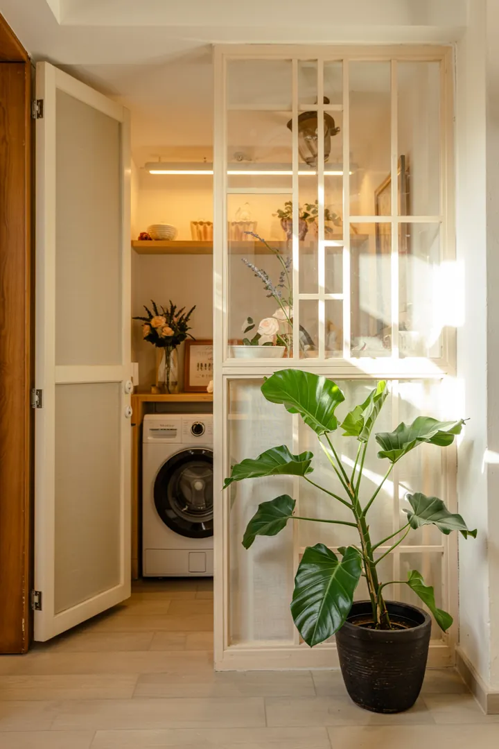 Ein stilvoll gestalteter Flur, in dem eine Haushaltsmaschine geschickt integriert ist, um den Raum aufgeräumt erscheinen zu lassen. Ideal, um eine Waschmaschine im Flur zu verstecken.
