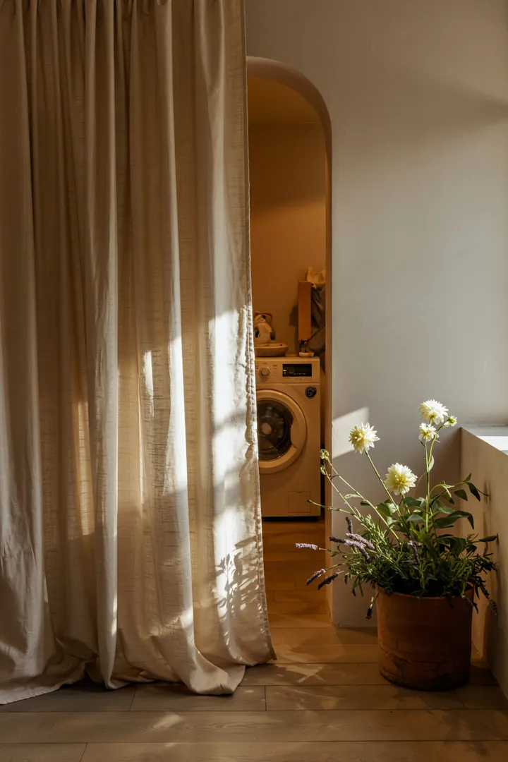 Eine stilvolle Schlafzimmerszene, in der eine moderne Waschmaschine geschickt versteckt ist, sorgt für eine harmonische und entspannte Atmosphäre.