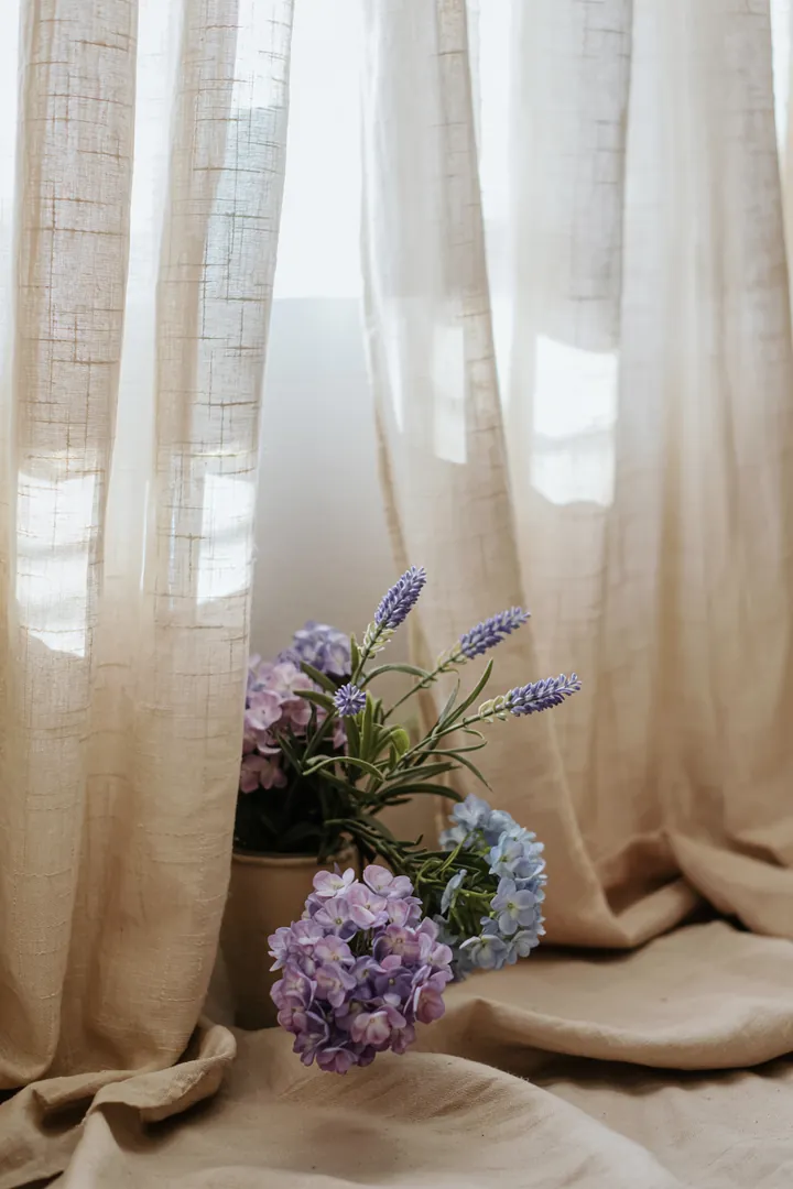 Ein praktischer Raum mit einer clever integrierten Haushaltsmaschine, die unauffällig in einer kleinen Nische platziert ist.