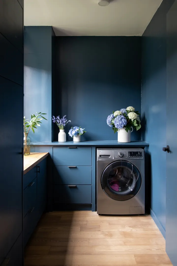 Ein stilvoll gestalteter Raum, in dem ein Haushaltsgerät geschickt in einer kleinen Nische integriert ist, bietet eine praktische Lösung zur Aufbewahrung und sorgt für Ordnung.