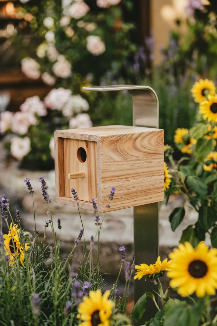 Eine praktische Abstellkammer, in der ein Haushaltsgerät geschickt integriert ist, bietet Platz für Ordnung und Funktionalität.