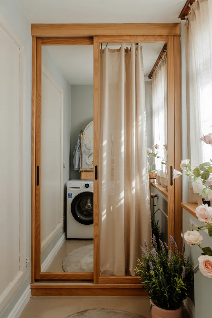 Ein stilvoller Raum mit einem clever versteckten Haushaltsgerät, das nahtlos in die Einrichtung integriert ist und Platz spart. Ideal für moderne Wohnungen.