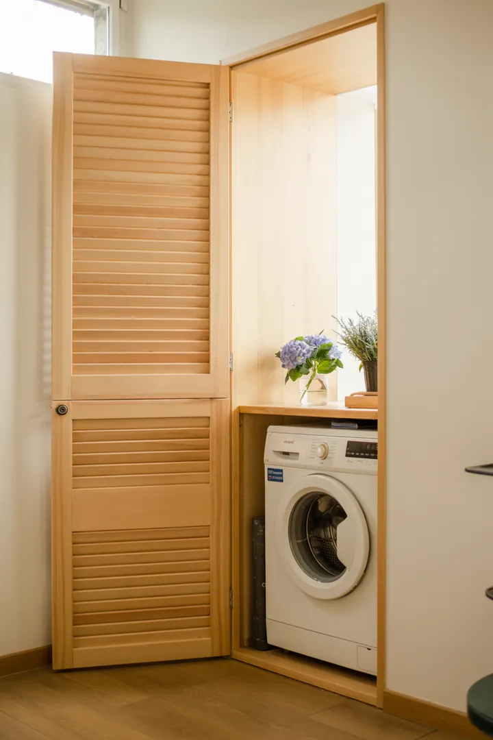 Ein elegantes Wohnkonzept, das eine Waschmaschine geschickt in einer Wandnische integriert, sorgt für Ordnung und Stil im modernen Zuhause.