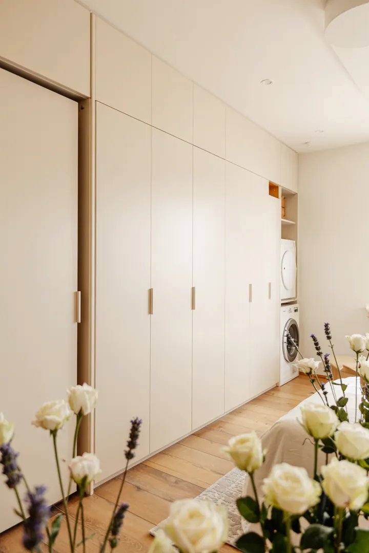 Ein stilvolles, platzsparendes Gerät, das zwei Funktionen kombiniert und elegant in einem modernen Raum integriert ist.