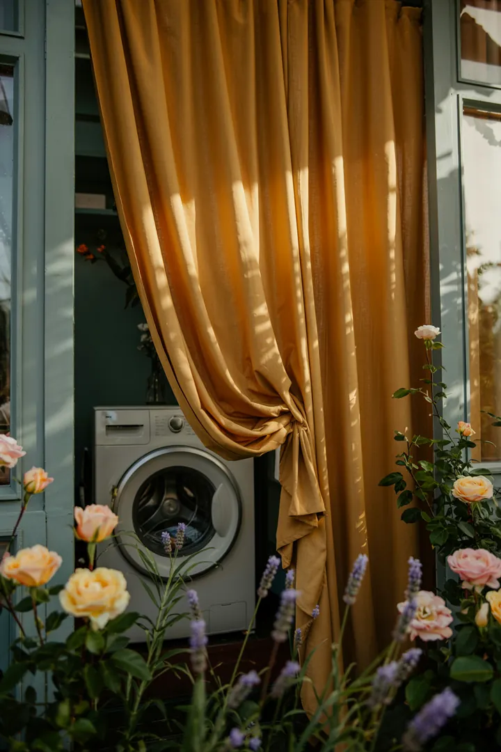 Ein stilvolles Möbelstück, das eine Haushaltsmaschine elegant kaschiert und harmonisch in das Raumdesign integriert. Ideal zum Waschmaschine verkleiden oder verblenden für ein ansprechendes Wohnambiente.