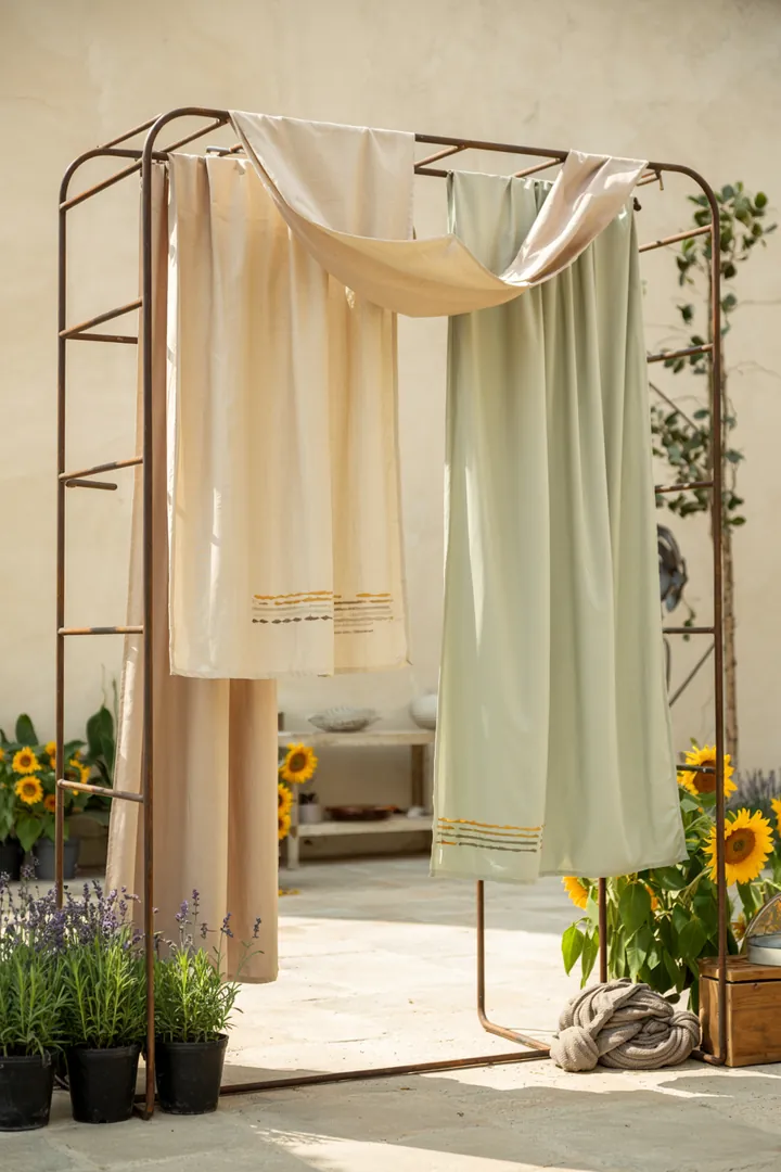 Ein stilvoll gestalteter Raum, in dem ein Haushaltsgerät elegant in die Einrichtung integriert ist, um den Blick auf die Technik zu verbergen und eine harmonische Atmosphäre zu schaffen. Ideal für kreative Lösungen zur Waschmaschine verkleiden.