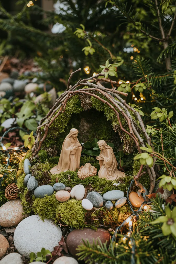 Ein liebevoll gestaltetes, handgemachtes Weihnachtsdisplay mit sanfter Beleuchtung, das die Szene des Königskindes in der Weihnachtsgeschichte darstellt.
