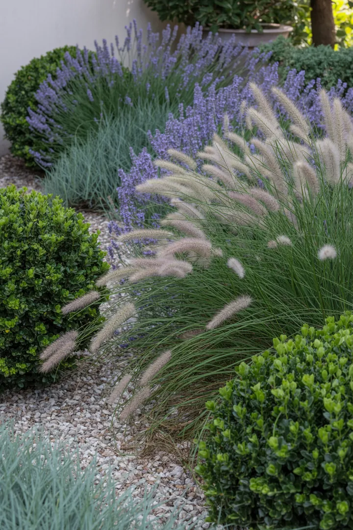 Ein liebevoll dekorierter Außenbereich mit bunten Frühlingskränzen, eleganten Pflanzgefäßen und fröhlichen Textilien schafft eine einladende Atmosphäre. Lebendige Farben und kreative Upcycling-Ideen schmücken den Garten für festliche Anlässe.
