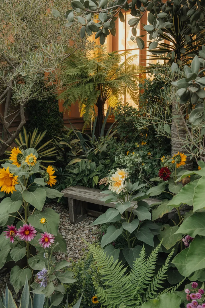 Bunte Frühlingskränze und kreative Türdekorationen aus natürlichen Materialien, um den Garten mit fröhlichen Akzenten und frischem Flair zu bereichern.