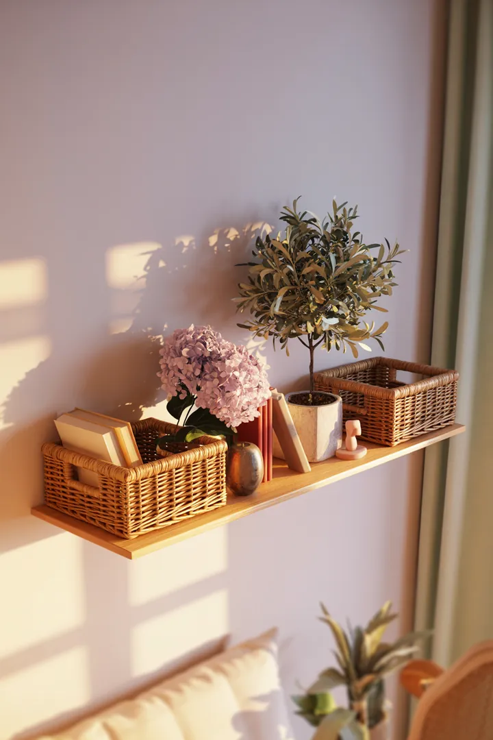 Stylisches Wandregal aus Holz mit dekorativen Kisten, ideal für die Aufbewahrung und Präsentation in einem modernen Wohnraum.