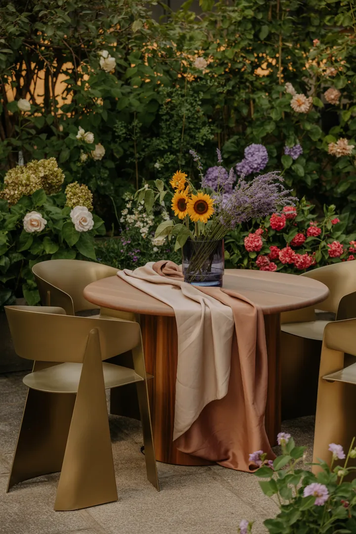 Stylische Möbel für den Außenbereich mit eleganter Formensprache, die moderne Optik und aktuelle Designtrends verkörpern und einen Hauch von Luxus verleihen.