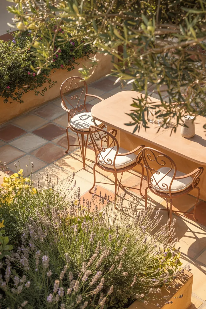 Elegante Sitzgruppe für den Außenbereich, inspiriert von aktuellen Gestaltungstrends, vereint moderne Ästhetik mit hochwertiger Verarbeitung und natürlicher Formensprache.