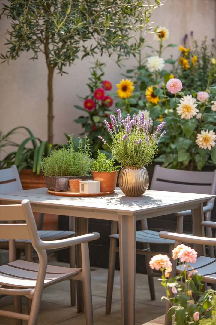 Elegantes Esstisch-Set für den Außenbereich, ideal für gesellige Stunden mit Freunden und Familie, umgeben von stilvollen Gartenmöbeln und einer einladenden Terrasse.